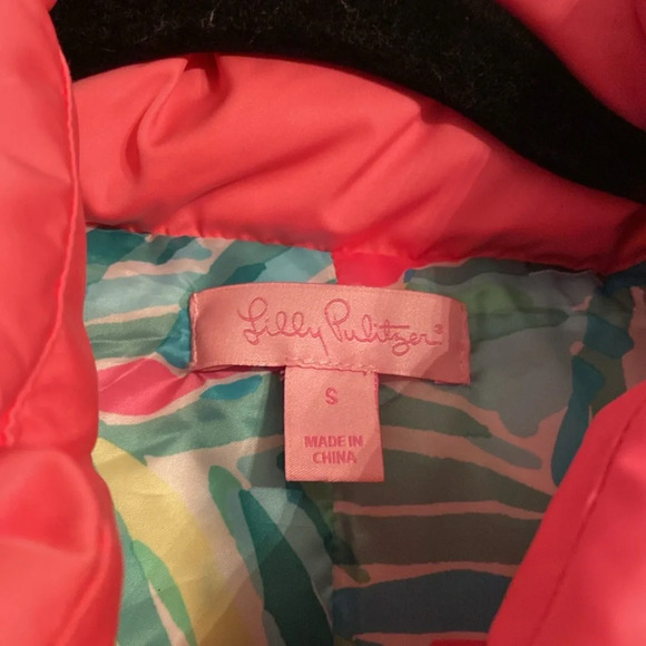 Lilly Pulitzer puffer vest - size small -down/feather filling - gold accents - Picture 4 of 8